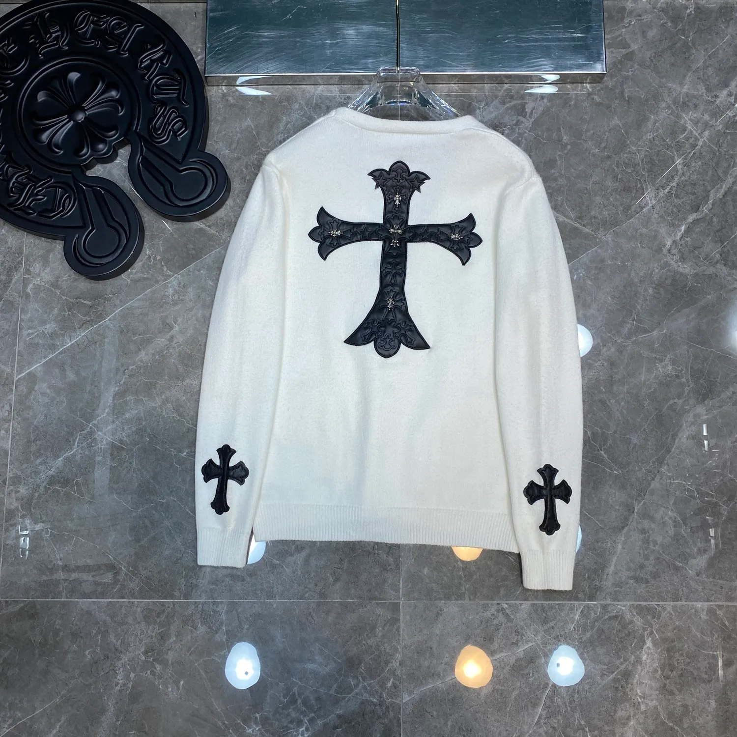 P296 Chrome Hearts 🍁Sweater series🍁 New V-neck buttoned cardigan sweater for autumn and winter. Selected high-quality wool blended knitted fabrics. Tajima machine embroidery➕ Heavy cross sheepskin patchwork craftsmanship. Total size 17 pieces of patchwork➕Customized silver-proof lattice buckle. Non-market ordinary version. 🏷Three standards complete🏷 🌈Recommended colors: black white🌈